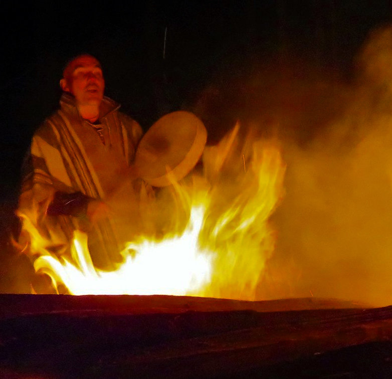 Trommler an einem großen Feuer