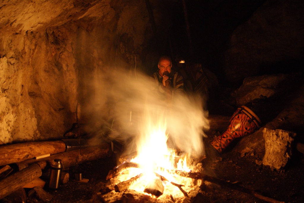 Musiker in Höhle hinterm Feuer 