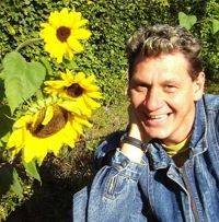 Lachender Mann mit Sonnenblumen