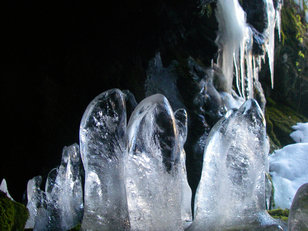 Eisstalagmiten in einer Höhle