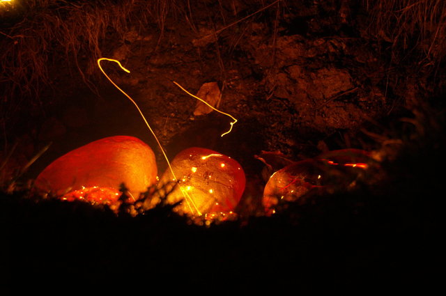 Glühende Steine in der Schwitzhütte