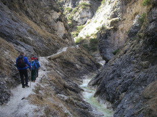 Wanderer in einer engen Schlucht