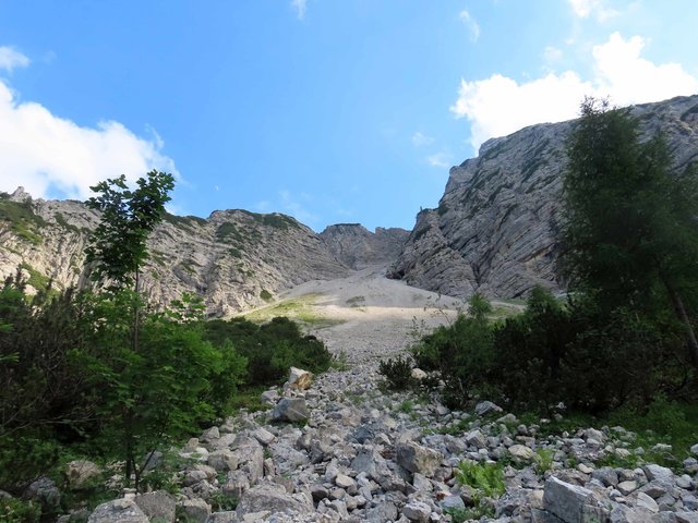 Wildes Kar in wilder Berglandschaft