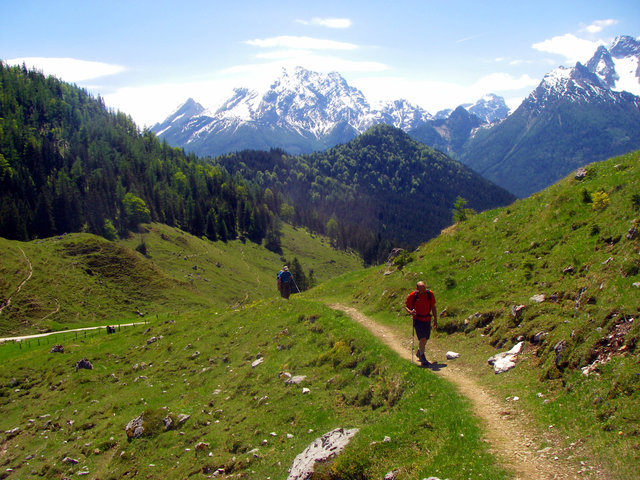 Almgelände und Berge mit Schnee