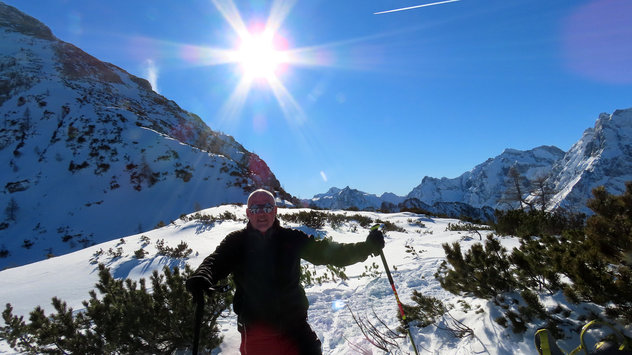 Skibergsteiger im Sonnenschein auf einem winterlichen Vorgipfel 