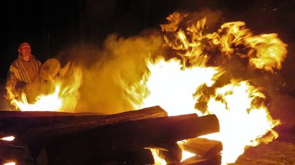 Trommler an einem großen Feuer