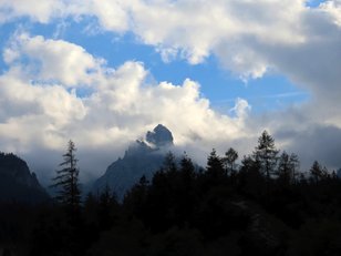 Umwölkter Berggipfel