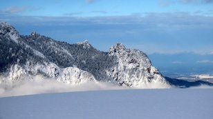 Schneebedeckter Berg der einer schlafenden Hexe ähnelt 