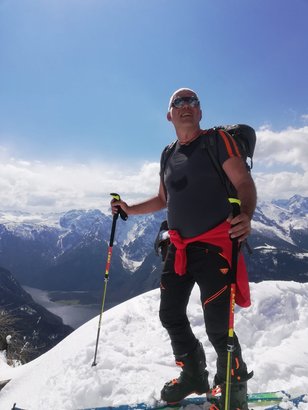 Schitourengeher mi Sonnenbrille in winterlicher Bergwelt