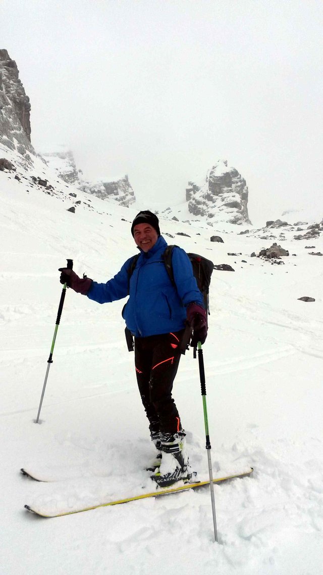 Skifahrer in wilder Gebirgslandschaft bei Nebel