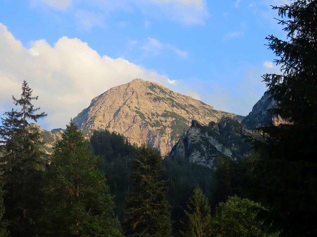 Imposanter Berg im Abendlicht