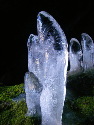 Eisstalagmiten in einer Höhle