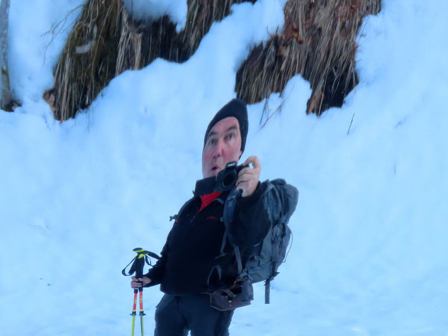 Wanderer fotografiert sich in verzerrenden Spiegel