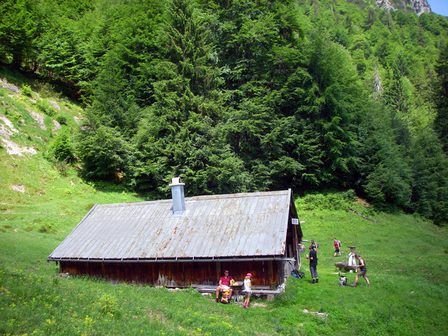 Almhütte und Bergwanderer