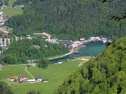 Tiefblick auf eine Bucht mit Schiffsanleger