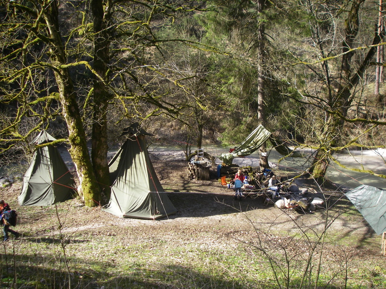 Zelte und Kinder in der Natur