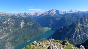 Fjordartiger Bergsee zwischen hohen Bergen 