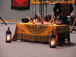 Altar mit Geweih und Laternen