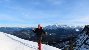 Bergwanderer mit Gamaschen und Winterberge