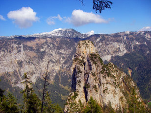 Berg und blauer Himmel