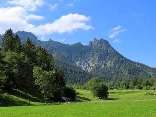 Gebirgszug mit Hexengestalt und grüne Wiesen