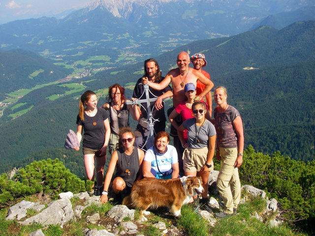 Bergwandergruppe am Gipfel