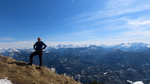 Mann auf Berggipfel