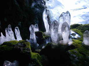 Eisstalagmiten in einer Höhle