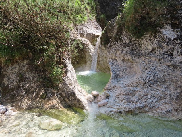 Wildwasserbecken in einem Felstrichter