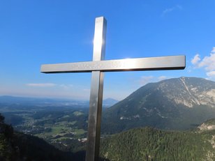 Glänzendes Metallgipfelkreuz