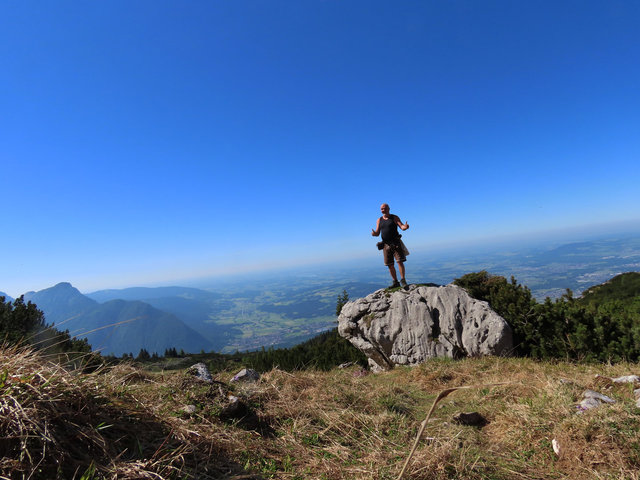 Mann auf großen Felsen auf Berg