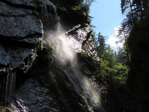 Sonnenreflektion in Klamm 