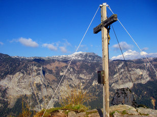 Gipfelkreuz und Berge