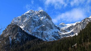 Markante, schneebedeckte Felsgipfel