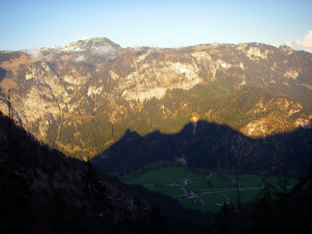 Schattenwurf eines Berges am Abend