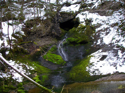 Quellhöhle im Winter