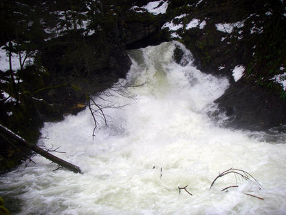 Wasserfall sprudelt aus Höhle