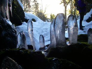 Eisstalagmiten in einer Höhle