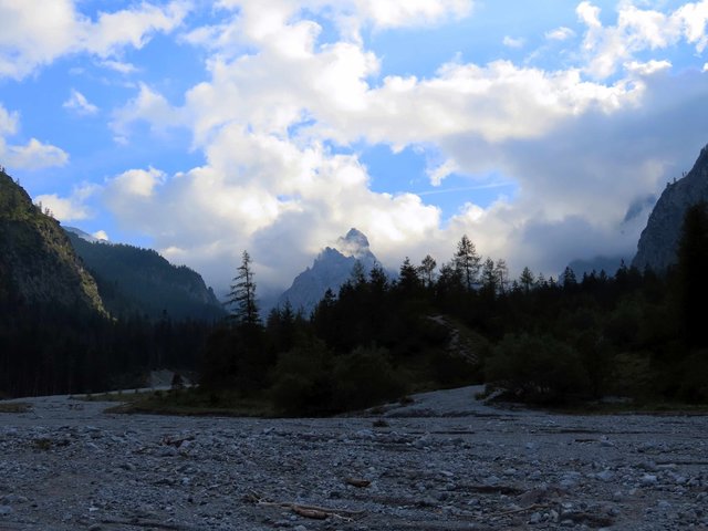 Berge, Wald, Geröll und Wolken 