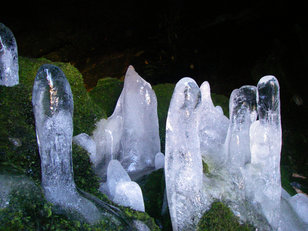 Eisstalagmiten in einer Höhle