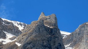 Felsturm dessen Spitze wie eine Kirche anmutet