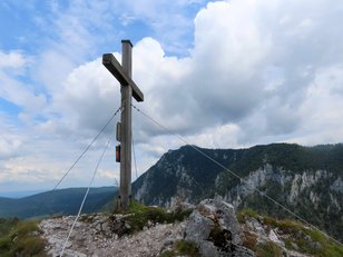 Gipfelkreuz auf Berg