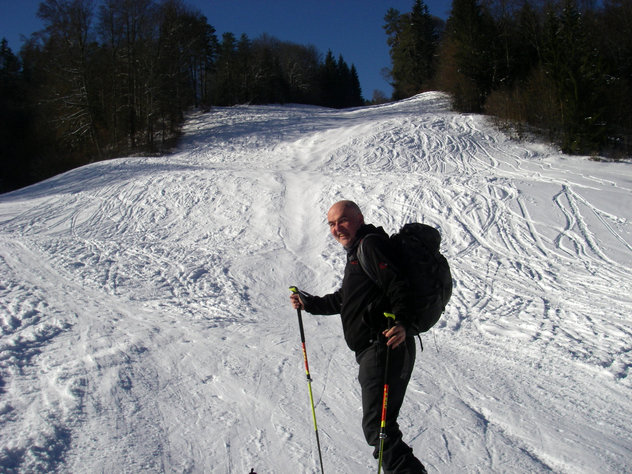 Schitourengeher auf eingefahrener Skipiste