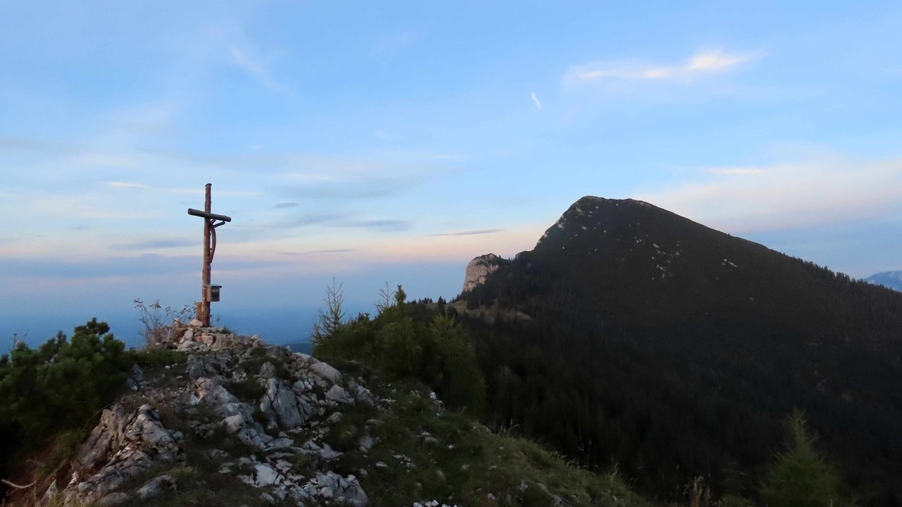 Gipfel mit Schwemmholzgipfelkreuz im Vordergrund, höherer mit Latschenkiefern bewachsener Gipfel im Hintergrund 