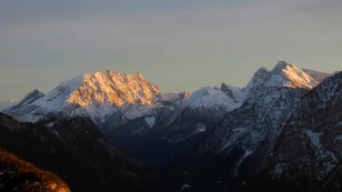 Schneebedeckte Berggipfel im letzten Abendlicht