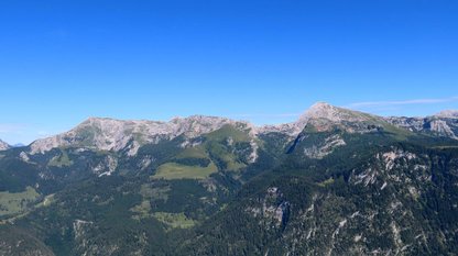 Blick in ein felsiges Gebirge vis a vis