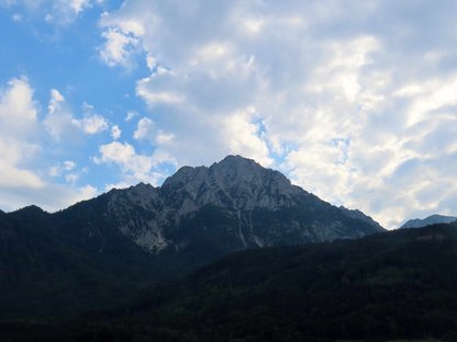 Felsiger Gipfel mit vielen Wolken