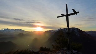 Gipfelkreuz bei Sonnenuntergang