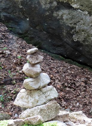 Ein Turm aus Steinen am Wegesrand