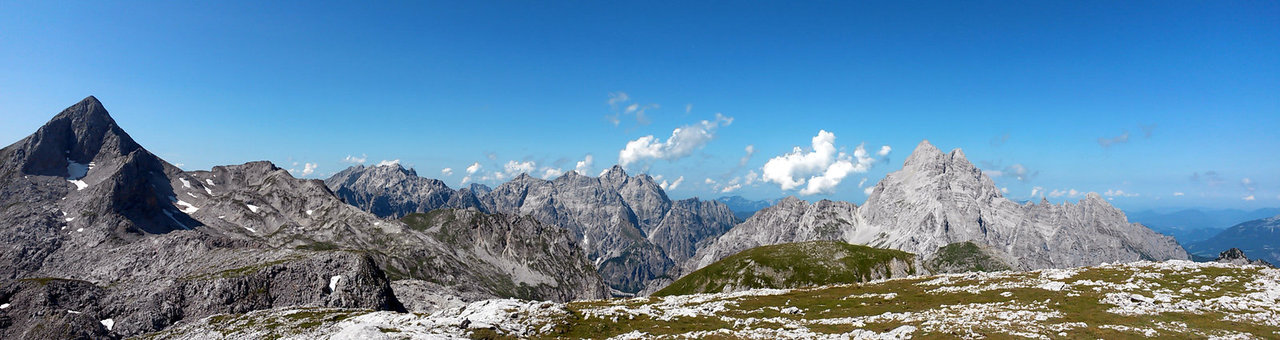 Einsame, karge Bergwelt mit markanten Gipfeln 